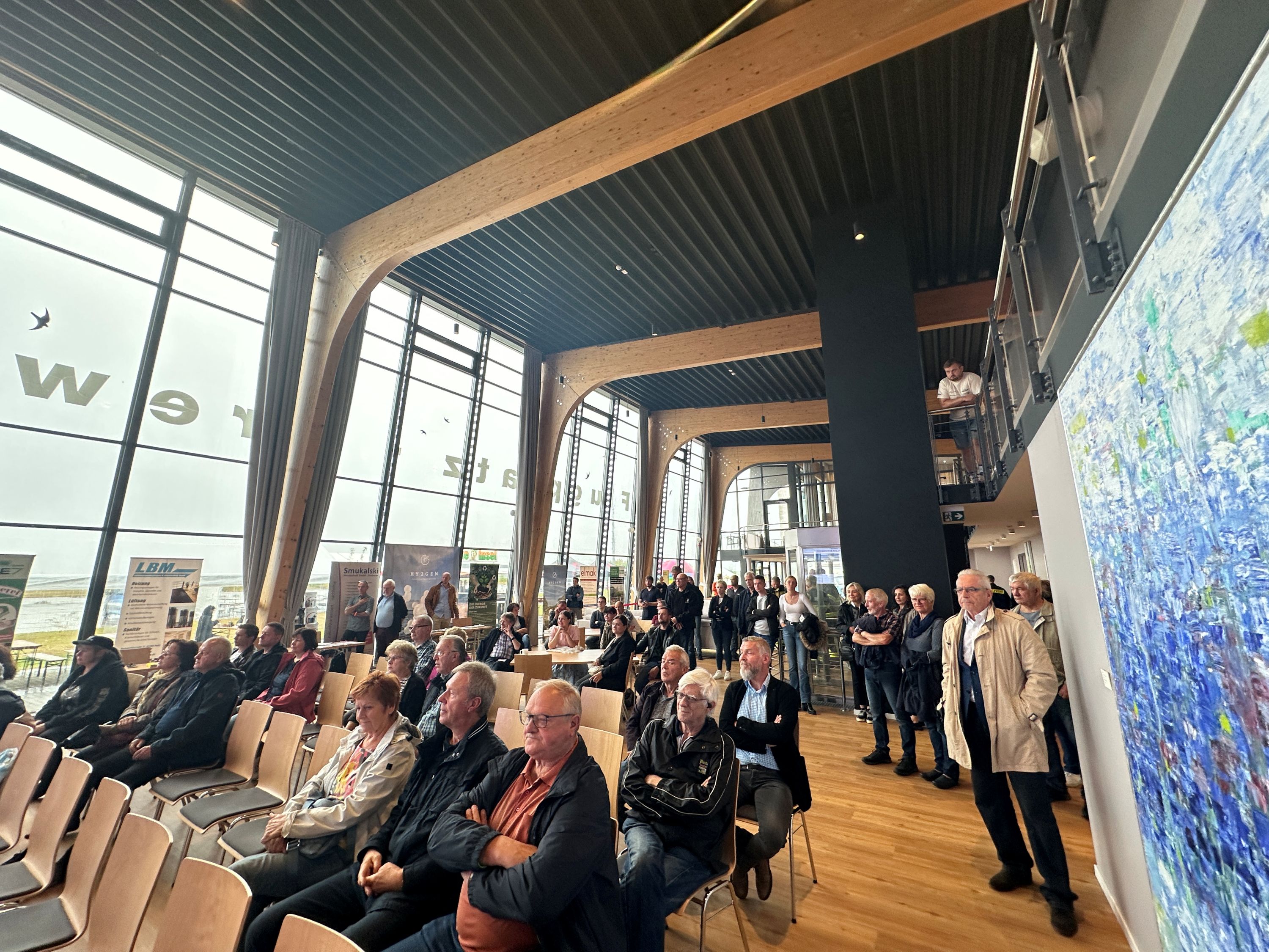 Trotz strömenden Regens kamen die Bürgerinnen und Bürger zahlreich zur Eröffnung des zweiten Informationstags am Green Areal Lausitz – der Saal füllte sich bis auf die Galerie | BERLINboxx